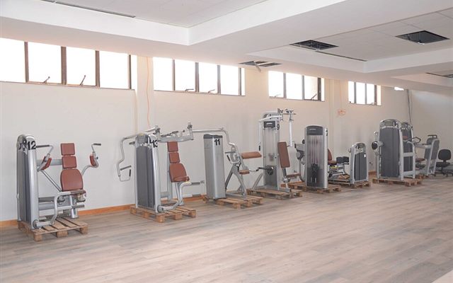 Aparelhos de musculação em uma academia