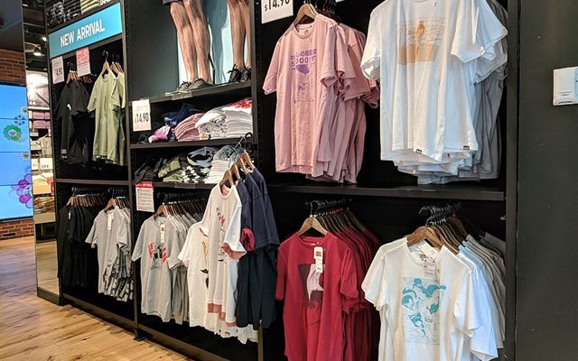 Roupas expostas em uma loja