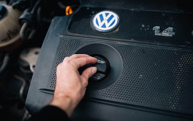 Mecânico verificando o motor de um carro