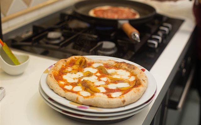 Pizza margherita servida em prato
